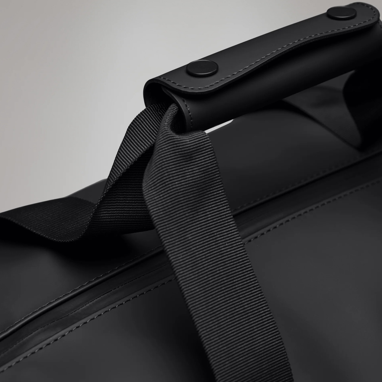 Rains - Hilo Weekend Bag Small Black - immagine 6