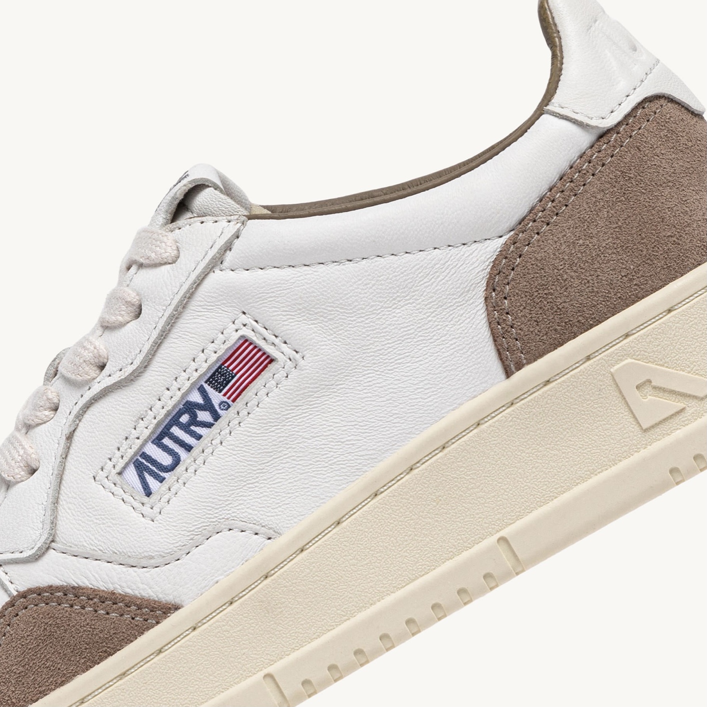 Autry Sneakers Medalist Low in Pelle di Capra Bianca e Suede Marrone - immagine 6
